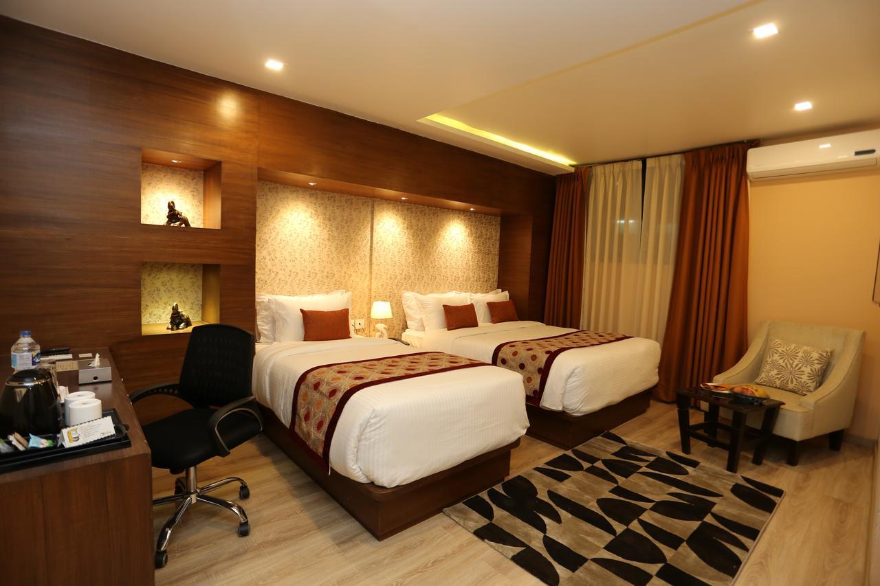 Yatri Suites And Spa Катманду Экстерьер фото